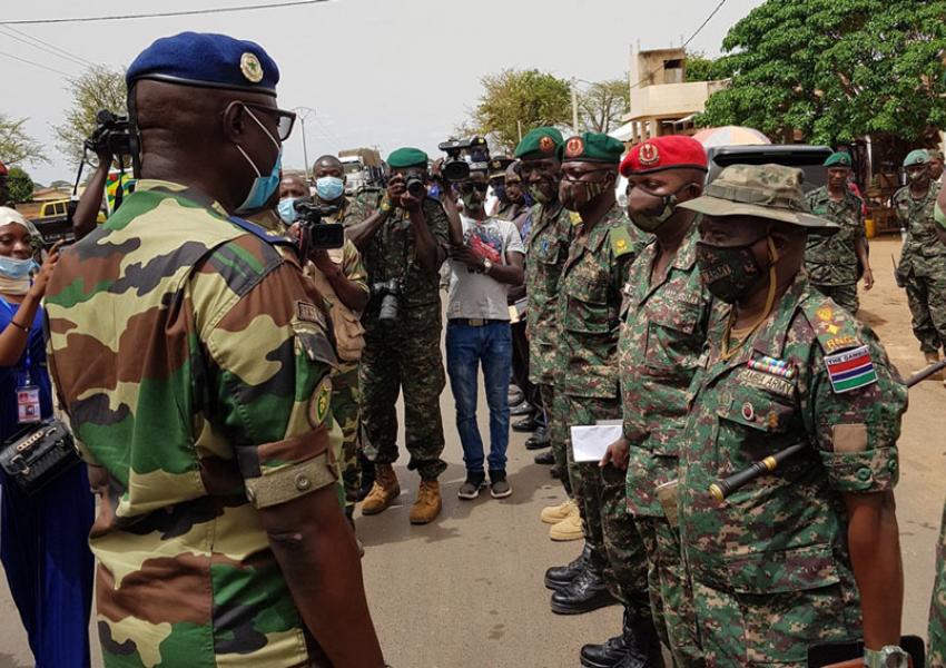 Visite du CEMGA à Keur Ayib à la frontière Gambienne Visite du CEMGA à Farafegny/Keur Ayib à la frontière Gambienne