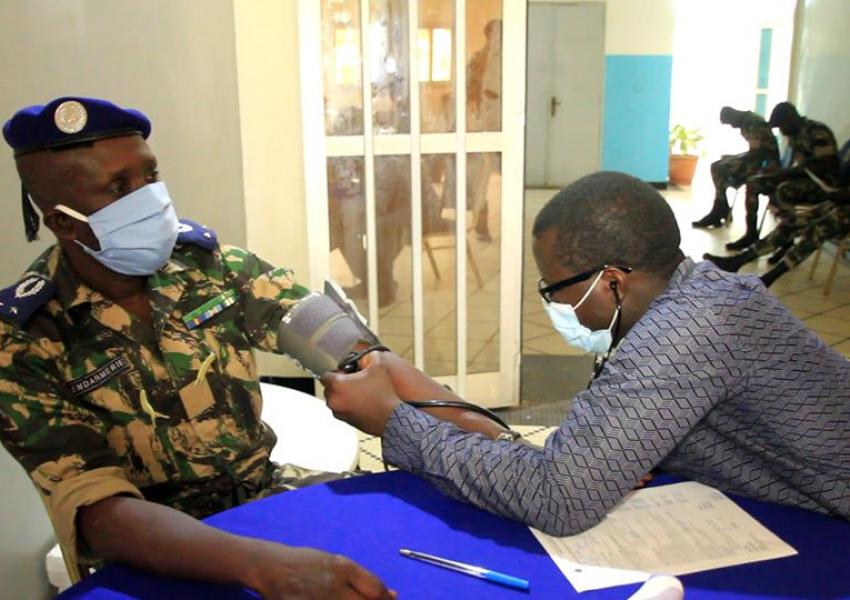 La Gendarmerie nationale a organisé une campagne de collecte de sang ce Une opération de le jeudi 25 juin 2020 à la LGI. Cette journée a été présidée par le Général de brigade Thiaca THIAW commandant la Gendarmerie mobile venu représenter le HAUTCOMGEND. 