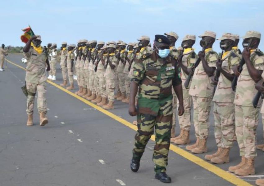 Zone militaire 7 ( Thies) Remise par le CEMAT du drapeau au 10e détachement  sénégalais.