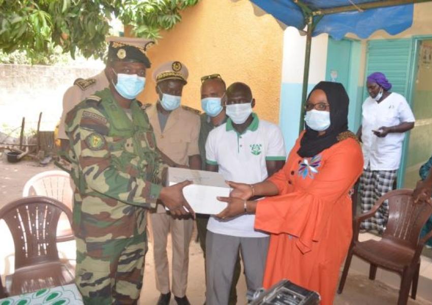 Remise de vivres et de médicaments aux postes de santé de Diagnon et Kamaracounda