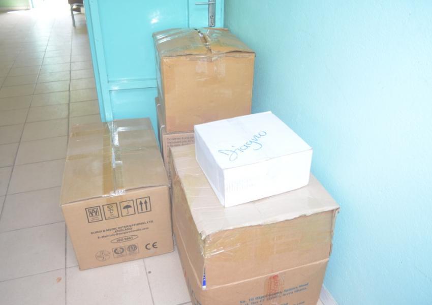 Remise de vivres et de médicaments aux postes de santé de Diagnon et Kamaracounda